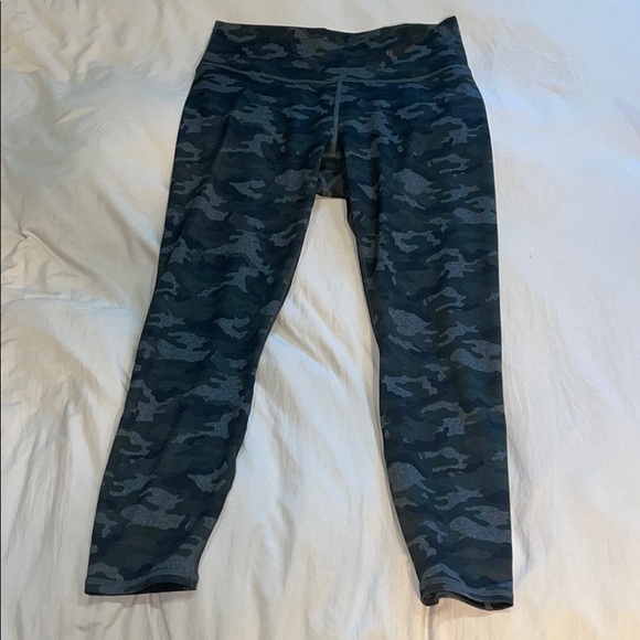 Fabletics PowerHold 3/4 Grey Camo Print Leggings - Picture 4 of 5